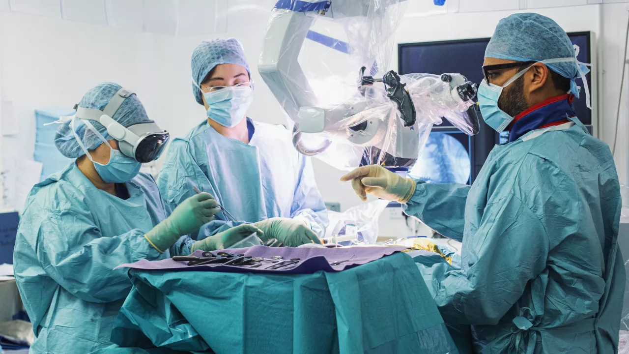 Переломный момент в медицине: Apple Vision Pro успешно помогает команде хирургов при операциях на позвоночнике